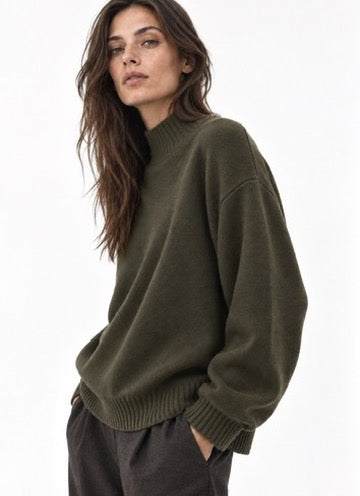 Oversized Cashmere Standneck Sweater in Deep Olive