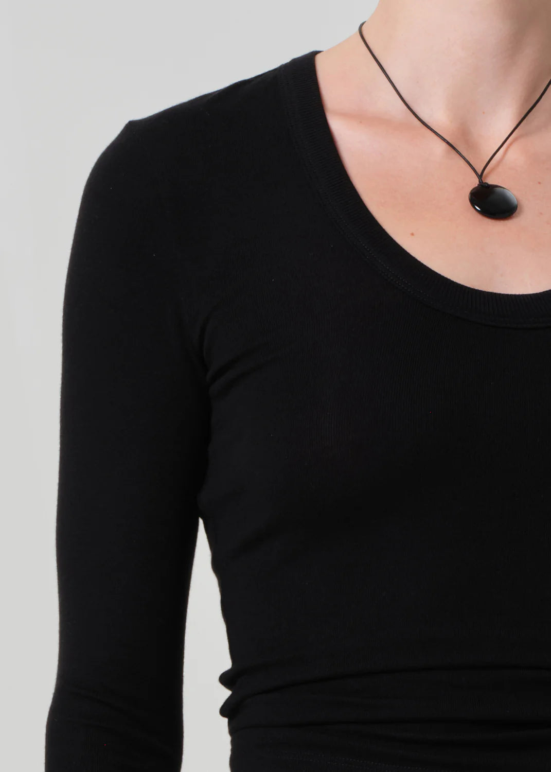 Mara U-Neck in Black