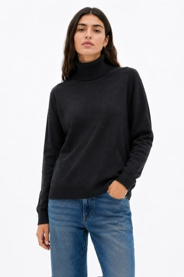 Basic Turtleneck in Black
