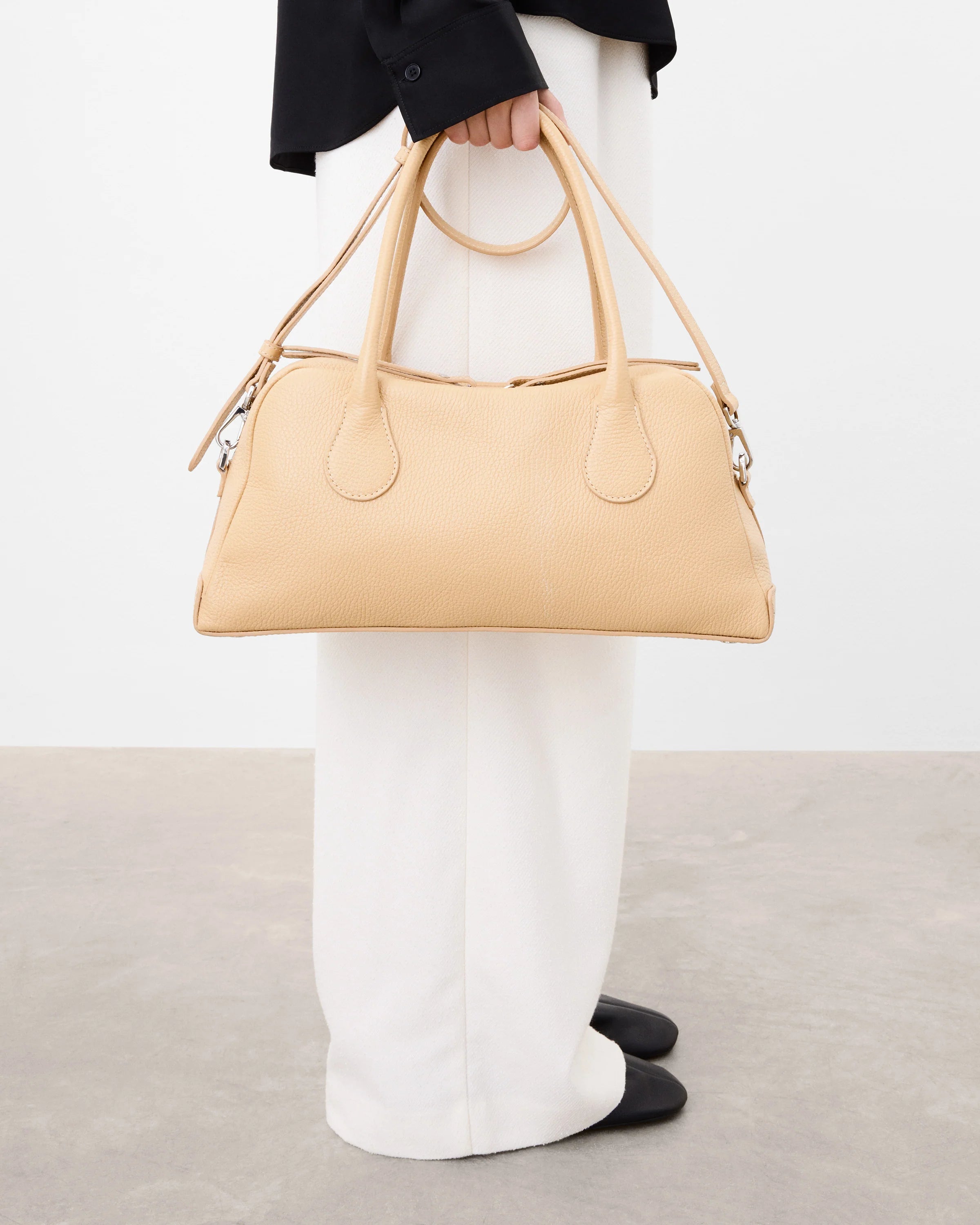 Leia Shoulder Bag in Grained Leather Biscotti