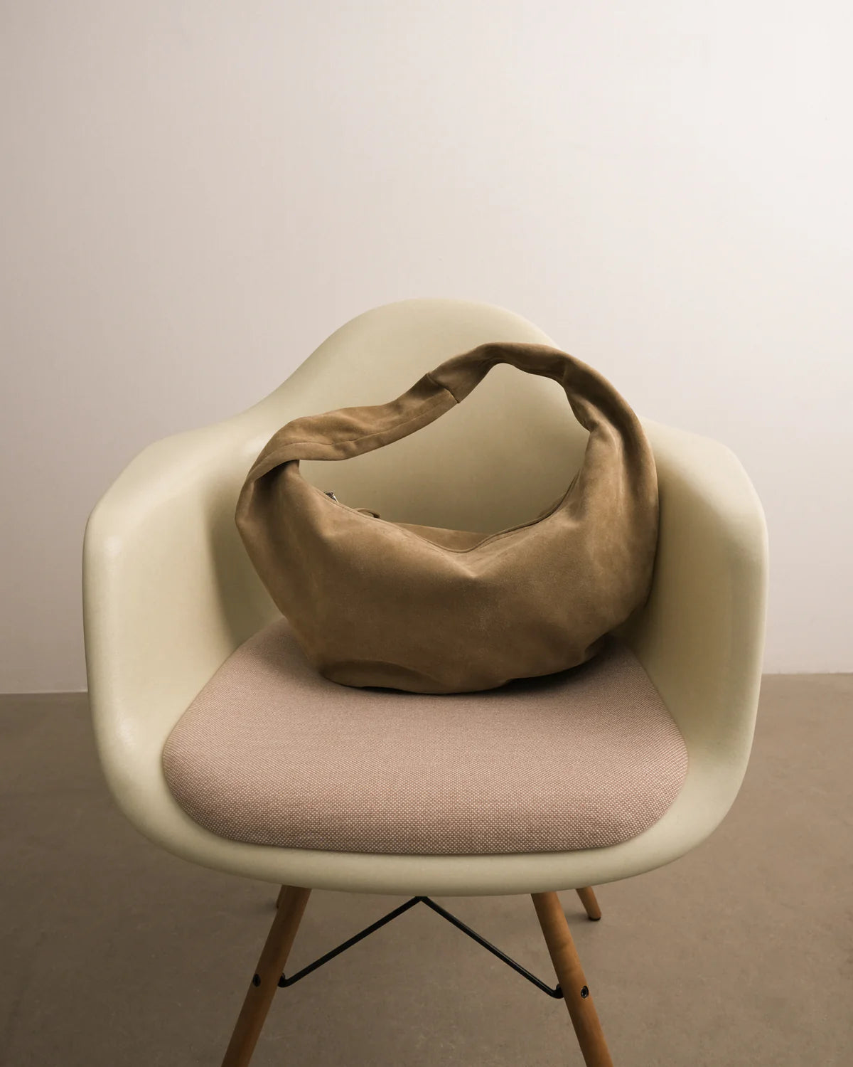 Alva Shoulder Bag in Sand Suede