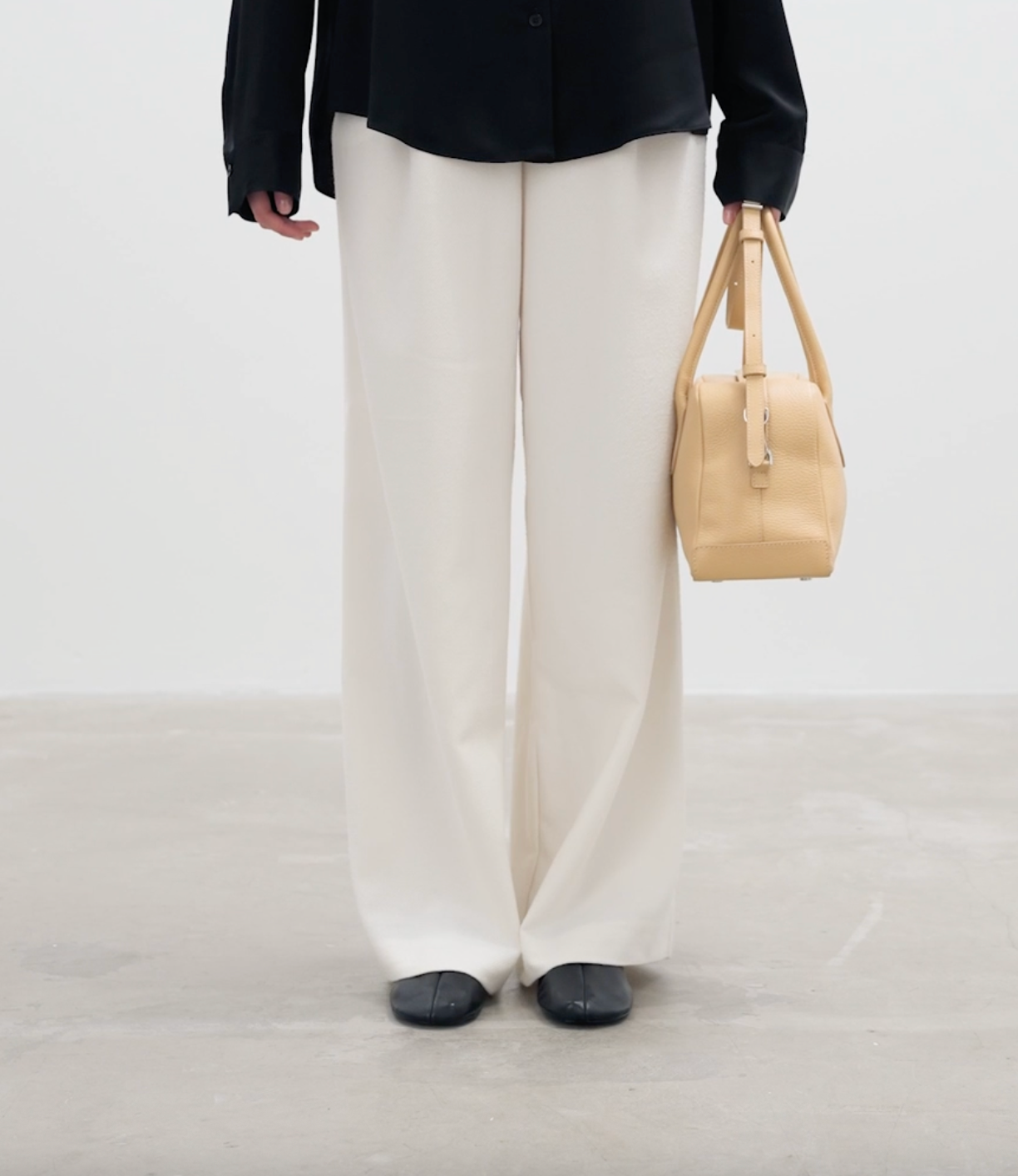 Leia Shoulder Bag in Grained Leather Biscotti