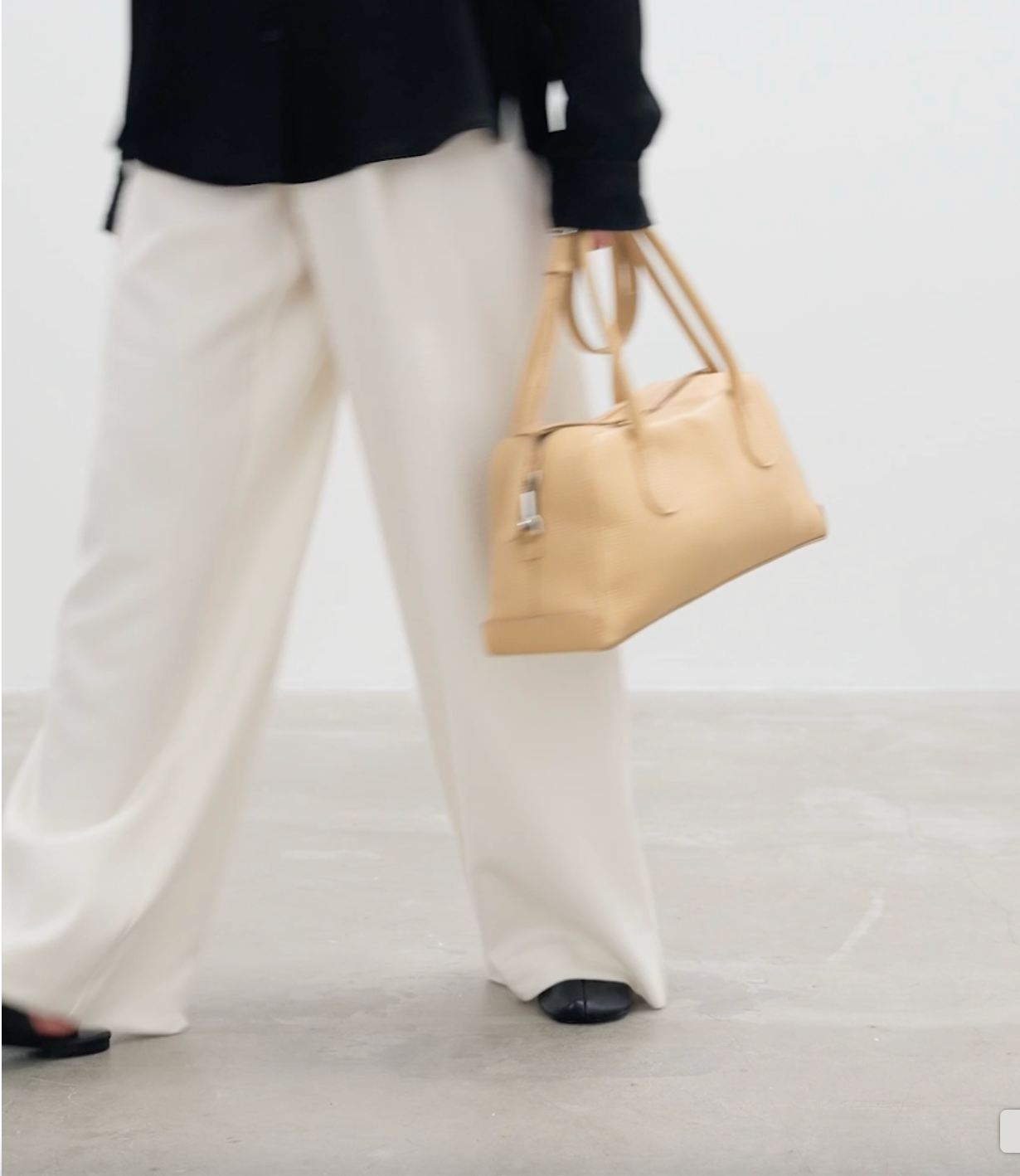 Leia Shoulder Bag in Grained Leather Biscotti