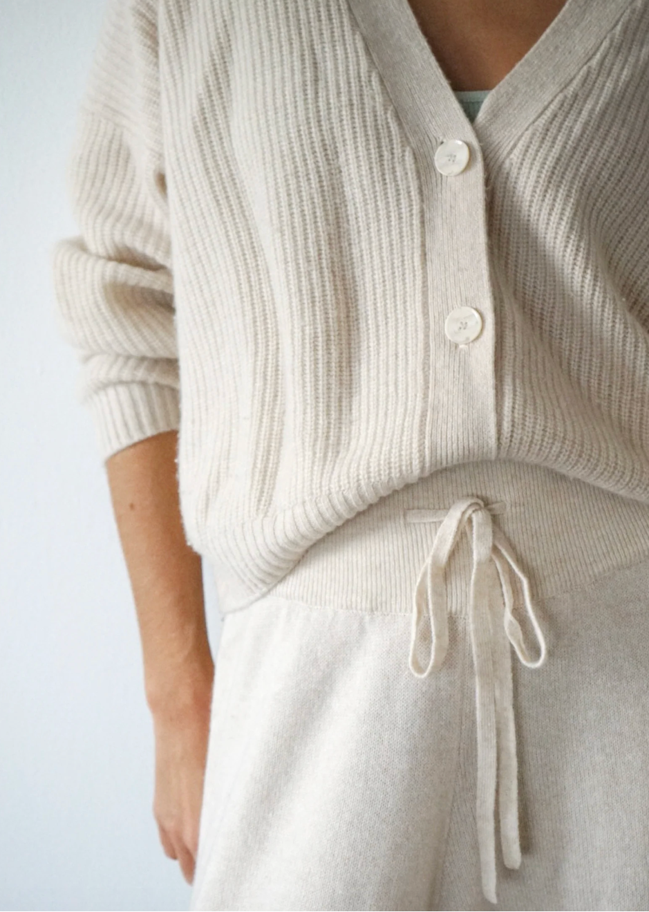 The Cashmere Muma Cropped Cardigan in Moon