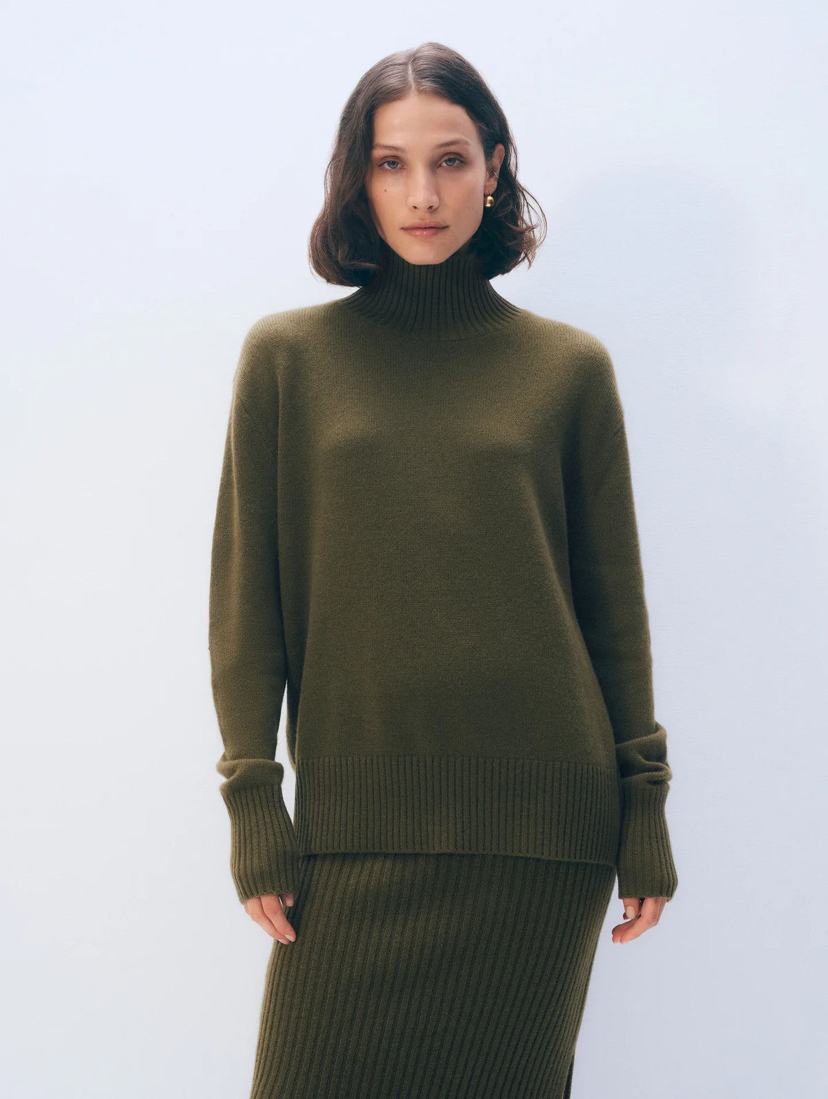Oversized Cashmere Standneck Sweater in Deep Olive