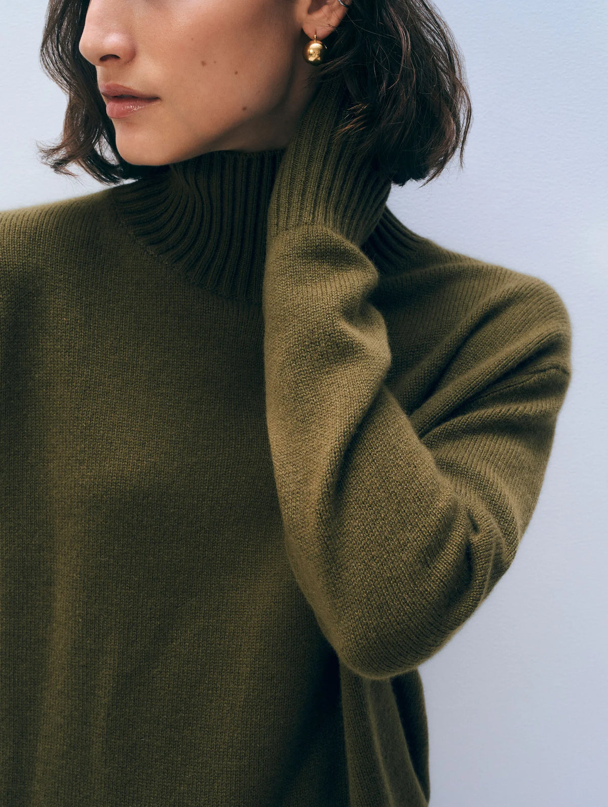 Oversized Cashmere Standneck Sweater in Deep Olive