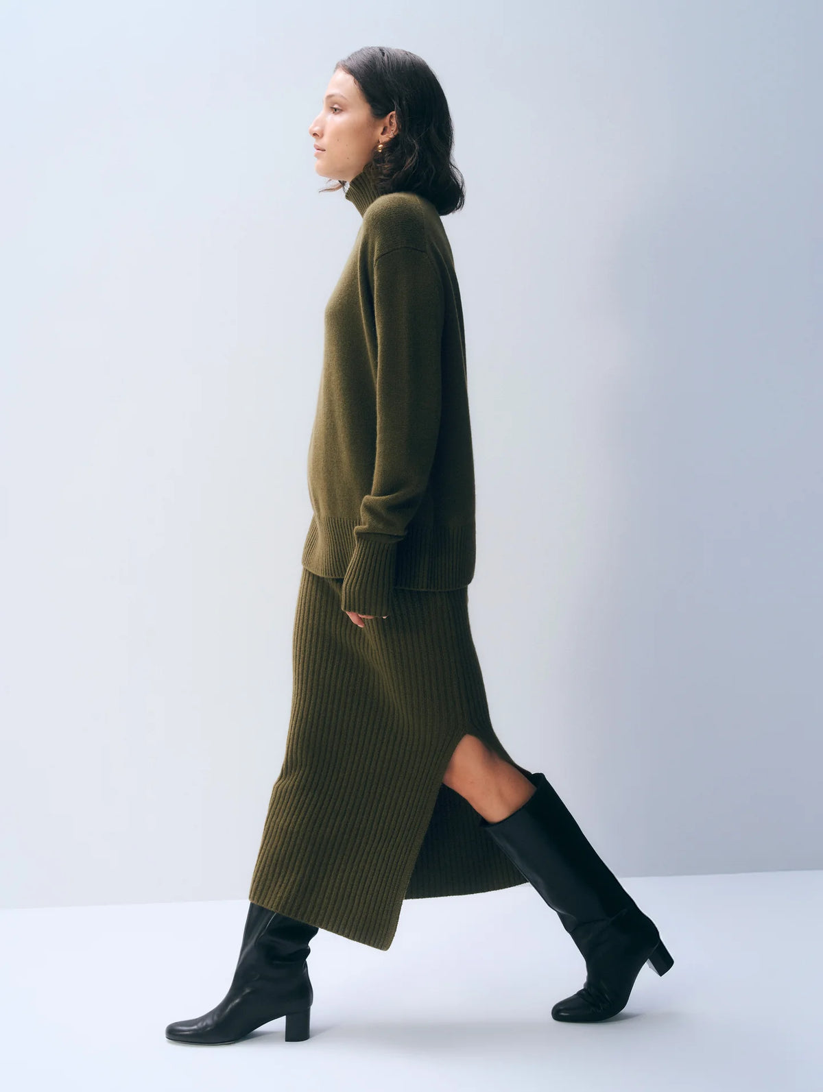 Oversized Cashmere Standneck Sweater in Deep Olive