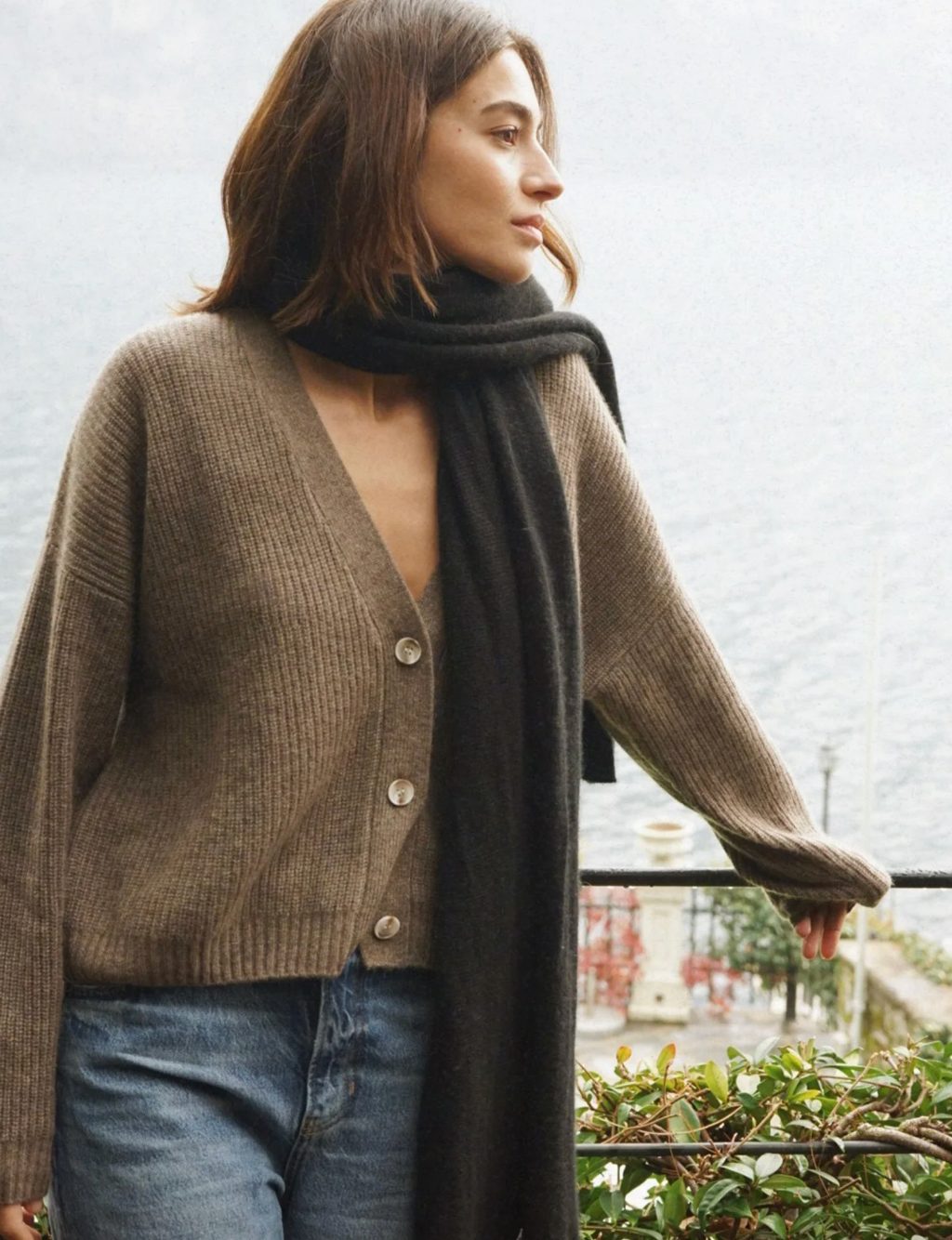 The Mathilda Cashmere Scarf in Noir