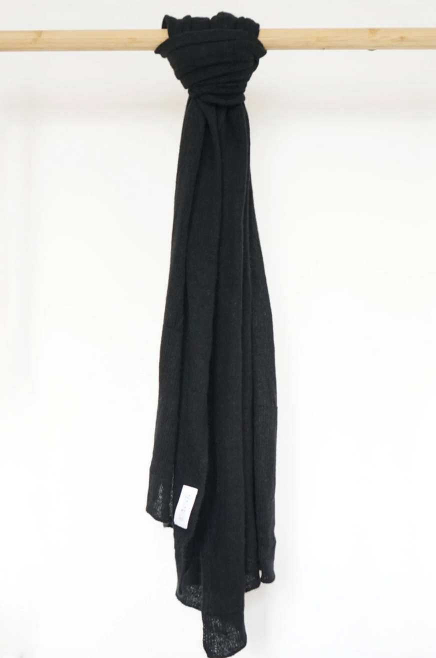 The Mathilda Cashmere Scarf in Noir