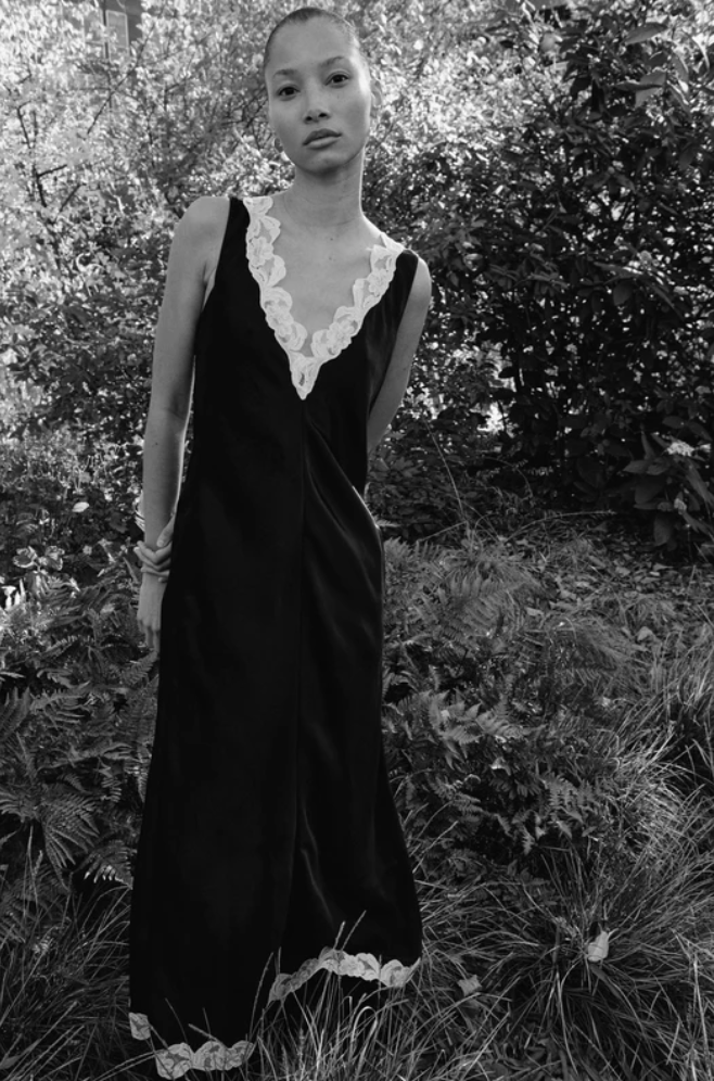 Lace V-Neck Dress in Black/Navy